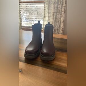 Women’s Hunter Boots. Size 8. Excellent Condition. Plum Color